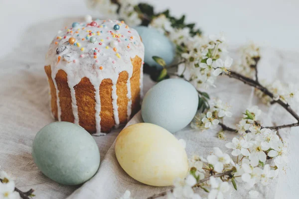 Feliz Pascua Elegante Pan Pascua Huevos Naturales Teñidos Mesa Rústica — Foto de Stock