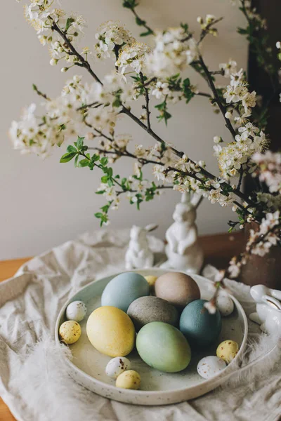 Huevos Pascua Plato Con Figuritas Conejo Servilleta Lino Flores Cerezo —  Fotos de Stock