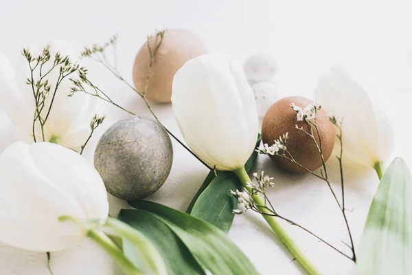 风格别致的复活节彩蛋和郁金香在乡村的白色木制背景上 复活节快乐 天然的彩蛋和春花组成 柔和的大气形象 问候语 — 图库照片