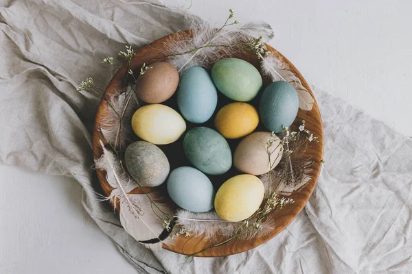 Stylové Velikonoční Vajíčka Peří Dřevěném Talíři Rustikálním Bílém Pozadí Veselé — Stock fotografie