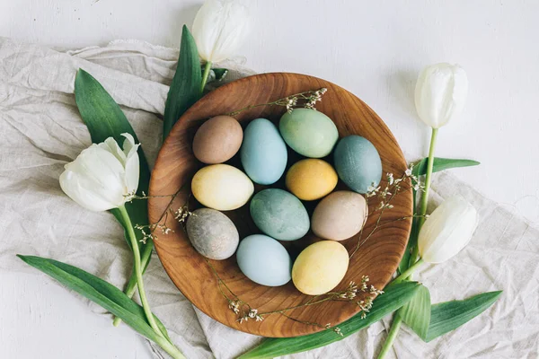 Veselé Velikonoce Stylové Velikonoční Vajíčka Dřevěném Talíři Tulipány Lněný Ubrousek — Stock fotografie