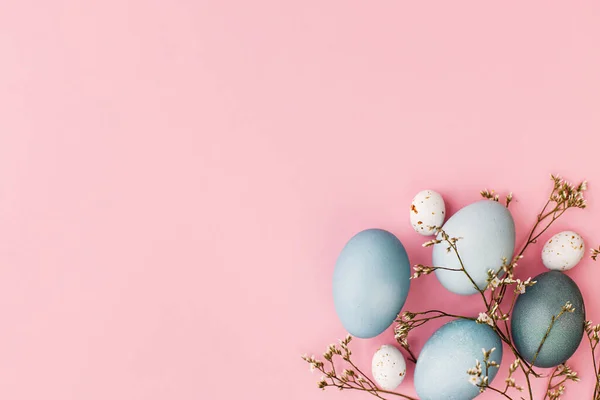 复活节彩蛋和花朵平铺在粉红色的背景上 上面有文字的空间 现代天然染成蓝色的彩蛋和粉红色的白花 贺卡模板 东方背景 — 图库照片