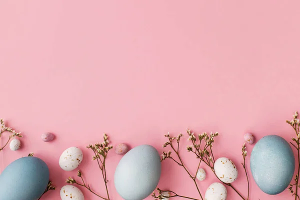 复活节彩蛋和花朵平铺在粉红色的背景上 上面有文字的空间 现代天然染成蓝色的彩蛋和白色的花朵与粉色相映成趣 贺卡模板 东方背景 — 图库照片