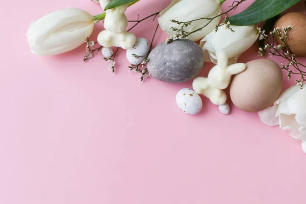 复活节快乐 色彩艳丽的蛋 郁金香 粉色背景的兔子 现代天然染色的东方蛋和白色郁金香布局 贺卡模板 东方背景 — 图库照片