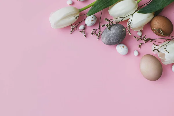 复活节快乐 花生蛋 郁金香平躺在粉红的背景上 现代天然染色的东方蛋和白色郁金香布局 贺卡模板 东方背景 案文的篇幅 — 图库照片