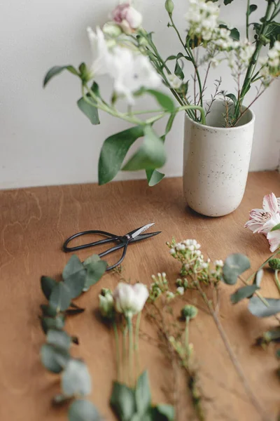 Schöne Frische Blumen Und Schere Auf Holzgrund Florales Arrangement Stilvolles — Stockfoto