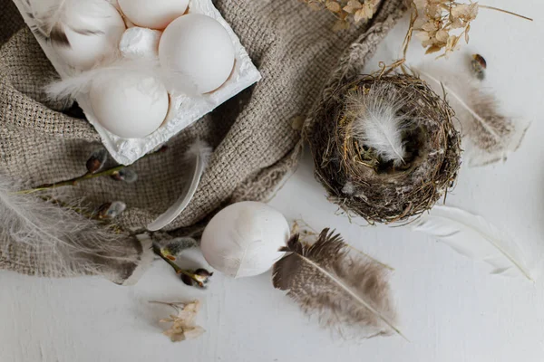 Eenvoudige Landelijke Pasen Esthetiek Natuurlijke Eieren Dienblad Veren Wilgentakken Nest — Stockfoto