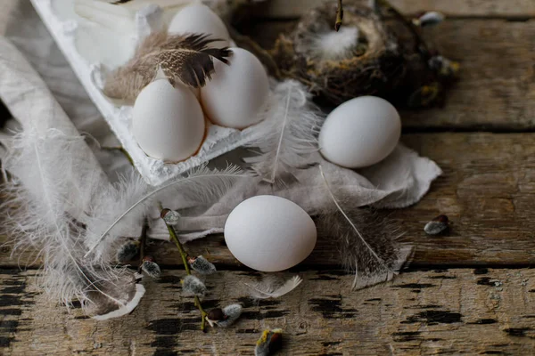 Pasen Natuurlijke Eieren Lade Veren Wilgentakken Nest Linnen Doek Oude — Stockfoto