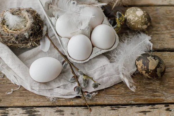 Wielkanocne Jajka Tacy Pióra Gałązki Wierzby Gniazdo Płótno Drewnianym Stole — Zdjęcie stockowe
