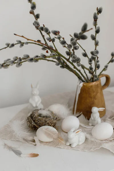 Osterrustikales Stillleben Natürliche Eier Hasenfiguren Federn Nest Weidenzweige Vase Auf — Stockfoto