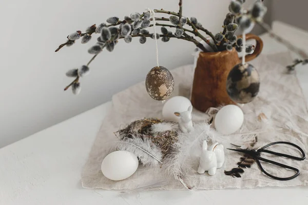 Pasen Rustiek Stilleven Natuurlijke Eieren Konijntjes Beeldjes Veren Nest Wilgentakken — Stockfoto