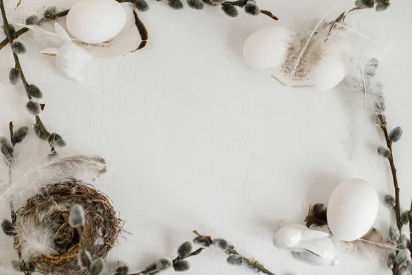 Ostern Rustikal Flach Lag Natürliche Eier Federn Nest Weidenzweige Rahmen — Stockfoto