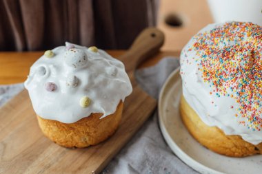 Ev yapımı paskalya ekmeği kırsal masada, odada. Mutlu Paskalyalar! Taze pişmiş paskalya pastaları, şekerli ve şekerli, geleneksel Ukrayna çöreği.