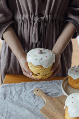 Paskalya pastası, şeker jöleli ve şekerli fırında pişirilmiş kadın. Ev yapımı paskalya ekmeği, odadaki kırsal masanın arka planında. Mutlu Paskalyalar!
