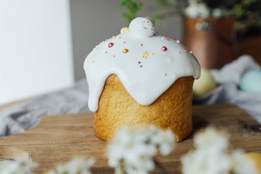 Ev yapımı paskalya ekmeği, doğal boyanmış yumurtalar ve kırsal masada bahar çiçekleri. Mutlu Paskalyalar! Şekerli ve serpiştirilmiş taze paskalya pastası, geleneksel Ukrayna çöreği.