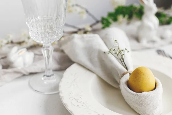 Stylish Elegant Easter Brunch Table Setting Easter Egg Bunny Napkin — Stock Photo, Image