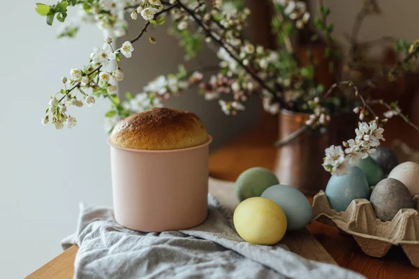 Huisgemaakt Paasbrood Natuurlijk Geverfde Eieren Lentebloesem Rustieke Tafel Kamer Vrolijk — Stockfoto