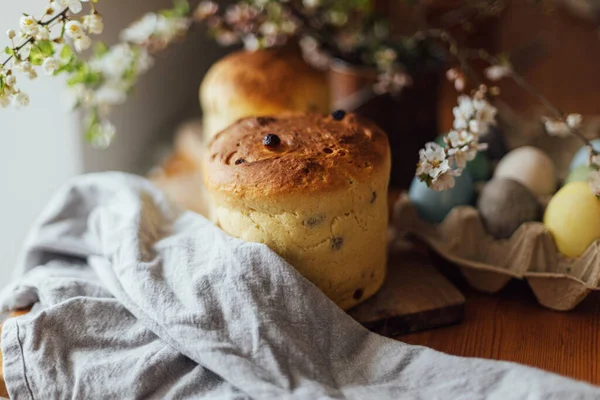 Huisgemaakt Paasbrood Natuurlijk Geverfde Eieren Lentebloesem Rustieke Tafel Kamer Vrolijk — Stockfoto