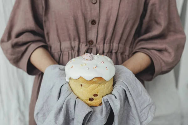 Женщина Держащая Свежеиспеченный Стильный Пасхальный Торт Сахарной Глазурью Брызгами Льняной — стоковое фото