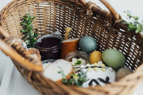 Tradycyjny Koszyk Wielkanocny Naturalne Barwione Pisanki Chleb Wielkanocny Szynka Buraki — Zdjęcie stockowe