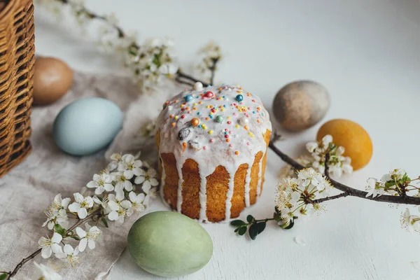 Mutlu Paskalyalar Paskalya Ekmeği Kırsal Masada Bahar Çiçeği Hasır Sepetli — Stok fotoğraf