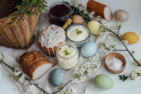 Natuurlijke Geverfde Paaseieren Stijlvol Paasbrood Ham Bieten Boter Kaas Rustieke — Stockfoto