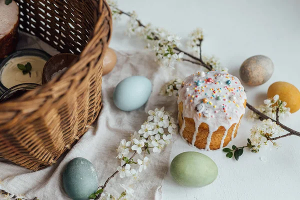 Stylowy Chleb Wielkanocny Naturalne Barwione Jajka Rustykalnym Stole Wiosennym Kwiatem — Zdjęcie stockowe