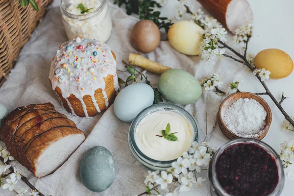 Tradycyjne Jedzenie Wielkanocne Naturalne Barwione Pisanki Stylowy Chleb Wielkanocny Szynka — Zdjęcie stockowe