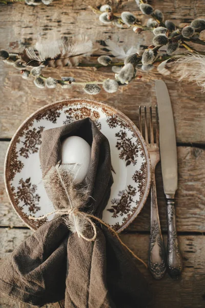 Natural Egg Napkin Feather Setting Vintage Plate Cutlery Pussy Willow — Foto Stock