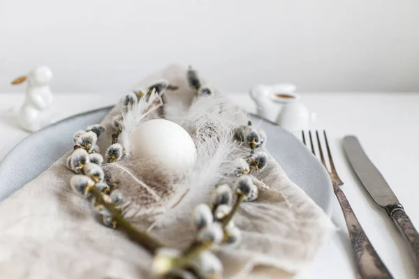 Stylish Easter Table Setting Natural Easter Egg Pussy Willow Branches — Stockfoto