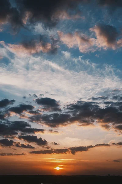 Schöner Sonnenuntergang Rote Sonne Und Wolken Orangen Und Blauen Himmel — Stockfoto