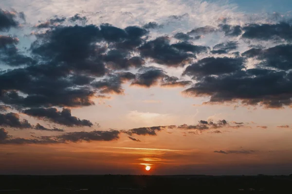 Schöner Sonnenuntergang Rote Sonne Und Wolken Orangen Und Blauen Himmel — Stockfoto