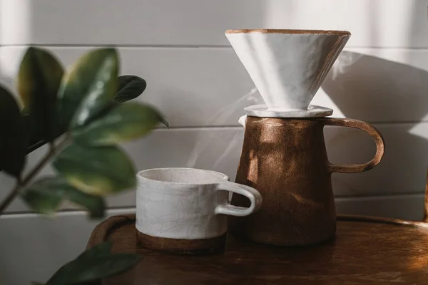 早上的咖啡美学 现代陶瓷杯 水壶和淋浴器 在阳光下倒咖啡在乡村木椅上 在时尚的阳光下留下阴影 替代性咖啡酿造方法 — 图库照片