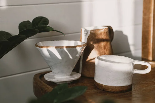 Moderne Keramiktasse Wasserkocher Und Tropfer Zum Aufgießen Von Kaffee Sonnenlicht — Stockfoto