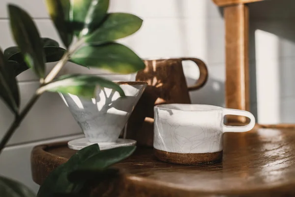 替代咖啡酿造方法 现代陶瓷杯 水壶和淋浴器 用于在日照下倒咖啡 放在乡村木椅上 在时尚的阳光充足的房间里留下阴影 — 图库照片