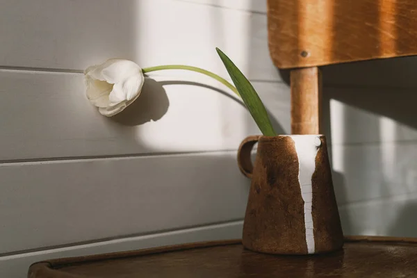 Primavera Estética Simple Elegante Tulipán Blanco Moderno Hervidor Cerámica Luz — Foto de Stock