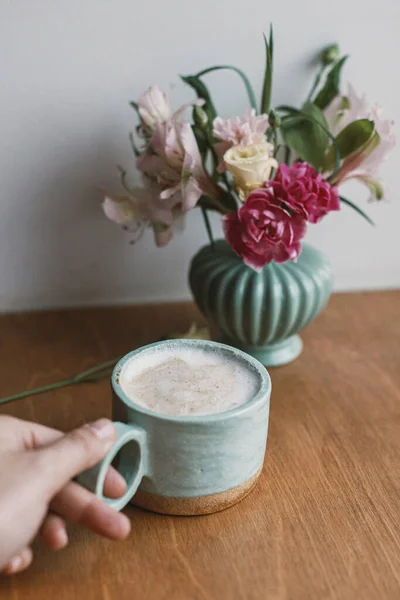 Hand Hålla Snygg Keramik Kopp Kaffe Och Blommor Rustika Trä — Stockfoto