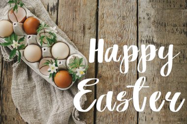 Mutlu Paskalya tebrik kartları. Mutlu Paskalya metinleri ve doğal yumurtalar, çiçek açan bahar çiçekleri, tüyler, kırsal kesimlerde bir çuval bezi. Mevsimlik tebrik kartı, el yazması mektuplar.