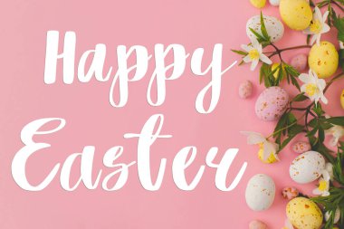 Mutlu Paskalya metinleri ve renkli Paskalya çikolataları ve bahar çiçekleri pembe arka planda yatıyordu. Mutlu Paskalya tebrik kartları. Mevsimlik tebrik kartı, el yazması mektuplar.