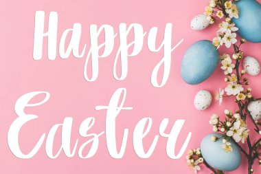 Mutlu Paskalya tebrik kartları. Mutlu Paskalya metinleri ve modern paskalya yumurtaları ve çiçekler pembe arka planda yatıyordu. Mevsimlik tebrik kartı, el yazması mektuplar.