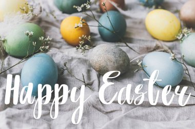 Mutlu Paskalya tebrik kartları. Mutlu Paskalya metinleri ve zarif paskalya yumurtaları kırsal keten peçete ve yumuşak çiçeklerle. Mevsimlik tebrik kartı, el yazması mektuplar.