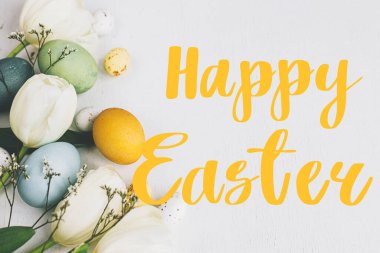 Mutlu Paskalya tebrik kartları. Mutlu Paskalya metinleri ve şık Paskalya yumurtaları ve laleleri beyaz, düz bir zemin üzerinde sınırdır. Mevsimlik tebrik kartı, el yazması mektuplar.