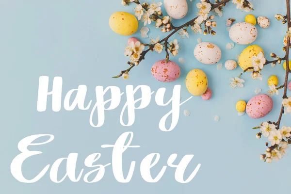Щасливий Великодній Текст Барвисті Великодні Шоколадні Яйця Вишневі Квіти Межують — стокове фото