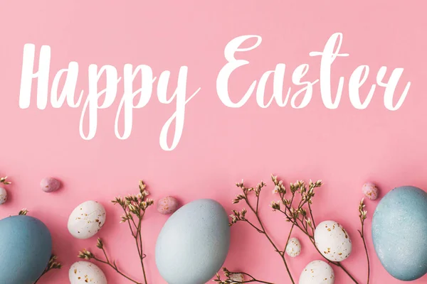 Mutlu Paskalya Metinleri Modern Paskalya Yumurtaları Pembe Arka Planda Yatıyordu — Stok fotoğraf
