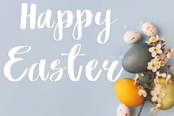 Mutlu Paskalya Metinleri Modern Stil Mavi Sarı Paskalya Yumurtaları Kiraz — Stok fotoğraf