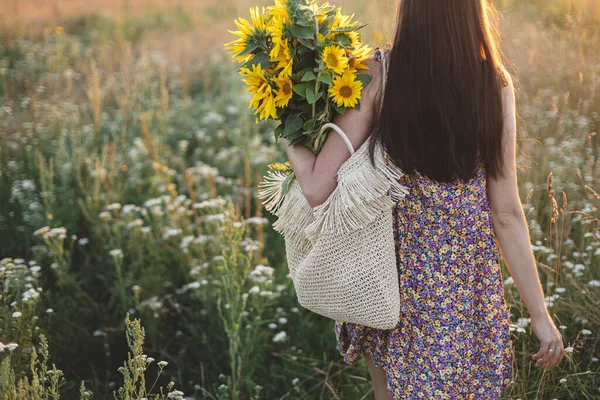 Schöne Frau Mit Sonnenblumen Warmen Sonnenuntergangslicht Auf Der Wiese Ruhige — Stockfoto