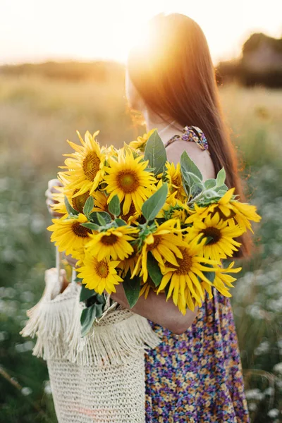 Beautiful Woman Holding Sunflowers Summer Evening Meadow Tranquil Atmospheric Moment — стоковое фото