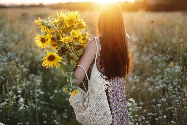 Красива Жінка Тримає Соняшники Теплому Світлі Заходу Сонця Лузі Атмосферний — стокове фото