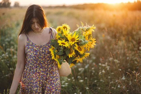 Stylish Young Female Floral Dress Walking Sunflowers Warm Sunset Light — Stock Photo, Image