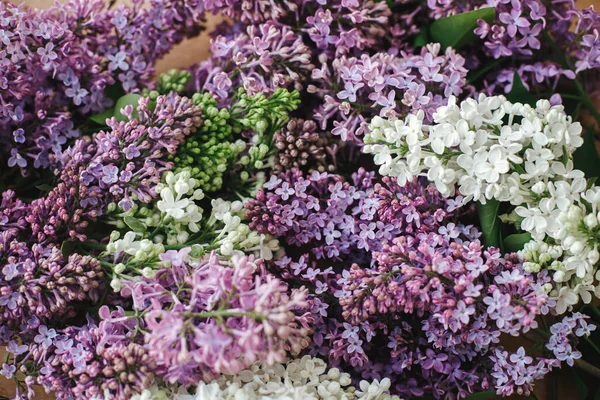 Hermosas Flores Lila Sobre Fondo Madera Vista Superior Coloridas Ramas — Foto de Stock